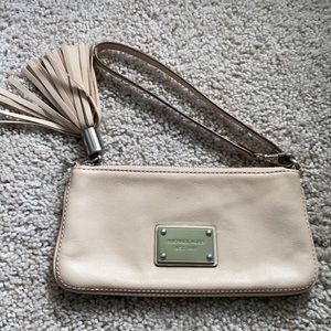 Love this wristlet! Great soft leather!
